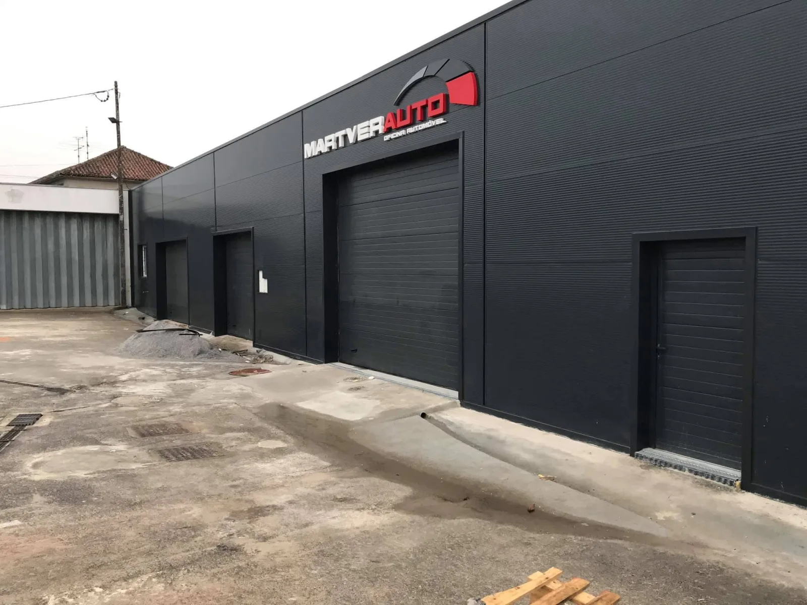 Fachada escura da oficina Martverauto com logótipo da marca