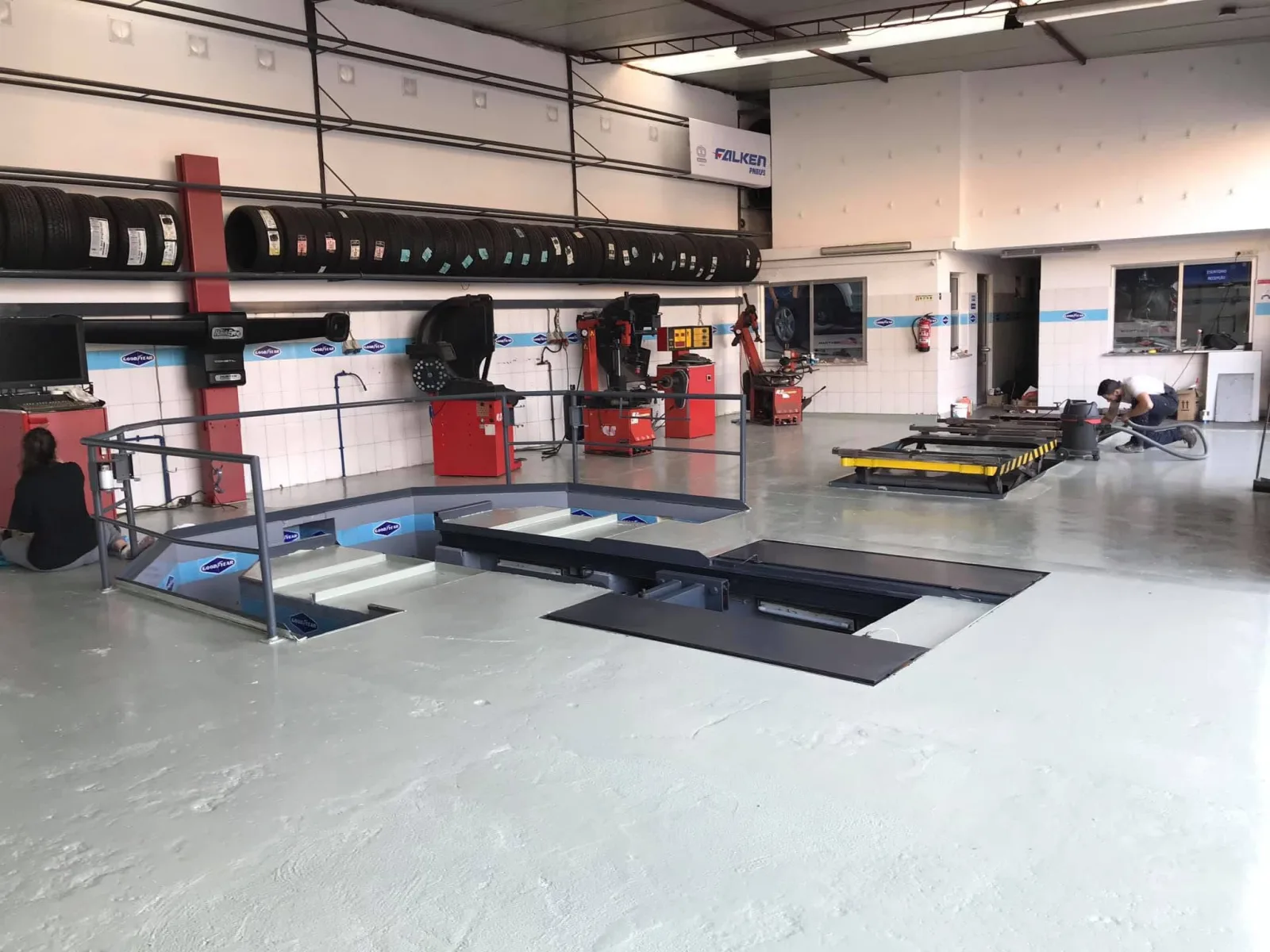 Zona técnica da oficina Martverauto, equipada para serviços automóveis